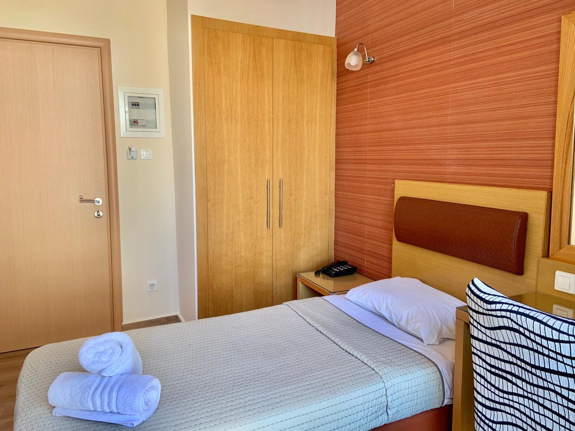 Hotel Flisvos كالاماتا الغرفة الصورة
